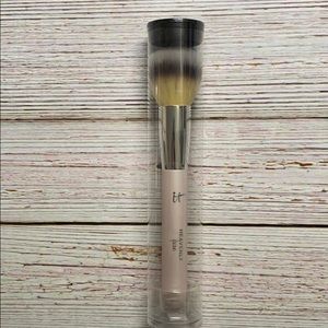 IT Cosmetics Heavenly Luxe buffing foundation brus